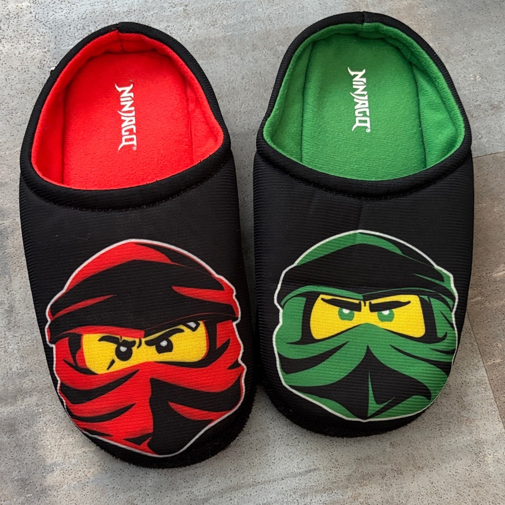 Ninjango Kids Slippers - Black with Red and Green Accents size 2-3